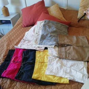 9 kjolar +1 klänning  - 9 korta kjolar +1 klänning. Passar M (s) i fint skick. Allt för 150kr 