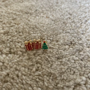 Jul lrhängen  - Julörhänhen alla kostar sammanlagt: 19kr men paketen bara kostar 8kr