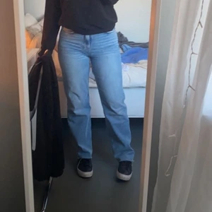 Ginatricot jeans - Jättefina jeans från ginatricot. Avklippta och innerbenslängden är ca 75 cm. Nypris 599kr och jag säljer för 100kr, superfint skick!