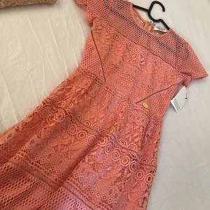 Klänning med prislapp  - Söt klänning som aldrig är använd. Prislapp är kvar. Storlek 34! 