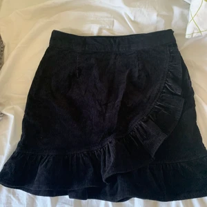 Kjol - Manchester Kjol från Bikbok. Använd en del fast sparsamt. Original pris 300-400kr .