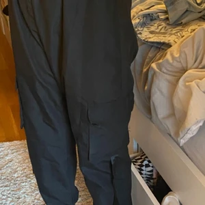 Cargo Pants S - Ett par Cargo Pants som tyvärr har vuxit ur mig på längden. Väldigt breda och elastiska i midjan och är gjort av tunt material. Det är 36:or! Skriv till mig för fler bilder!