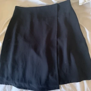 Kjol - Oanvänd kjol från bikbok.   Original pris: 299kr.   💗