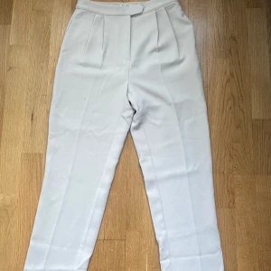Na-Kd kostymbyxor  - Super snygga beiga kostymbyxor/ ”linnebyxor”  från NA-KD och blir perfekt till sommarn. Endast använd en gång då de är för långa för mig. För mer information eller bild  skriv! <3