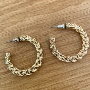 Örhängen  - Örhängen  - ej äkta. Men super snygga 