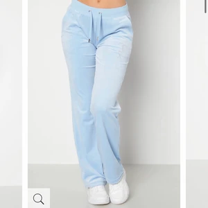 juicy couture ljus blå - Super fina juicy byxor i storlek S, ( modellen på bilden bär också S ) använda fåtal gånger och är i nyskick! säljer då de inte kommer till användning och är endast hand- tvättade. * måste även tillägga att de passar xs då dom är små i storleken