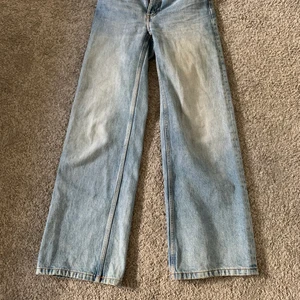Monki jeans  - Säljer mina monki jeans! Kommer inte ihåg när jag köpte dem men kanske något år sen!💕 dem är väldigt bra skick tycker jag och dem är i storlek 24 passar perfekt!