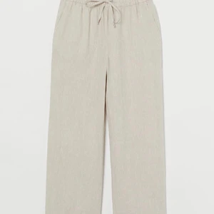 Linnebyxor  - Helt oanvända linnebyxor från H&M, likadana på bilden fast med vita knyt band. Strl S men passar även XS & M. Nypris är 299 kr, fast helt slutsålda. Dm:a mig vid intresse av köp.
