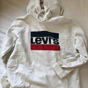 Levis tjocktröja - Off-white levis tjocktröja strl S. Sparsamt använd och fint skick! Tyget är tjockt och ganska tungt. 
