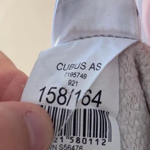 Cubus kofta blomtryck strl: 158/164 - Koftan är än i bra skick och har inte använt den så mycket men måste bli av med lite i garderoben så det är därför jag säljer den men den passar nog på ca strl: xxs-M eller L. Den är lite oversized. 