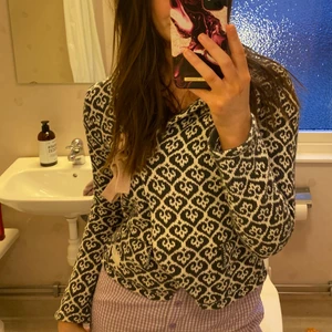 Odd molly kofta - Säljer denna då den inte kommit så mycket till användning. Är i väldigt bra skick, inga defekter. Är i storlek S men skulle säga att den passar XS-M🥰