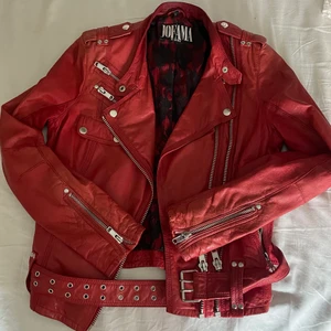 Jofama skinnjacka RÖD strl 36 - Säljer min röda jofama by kenza skinnjacka, strl 36 (XS-M) 