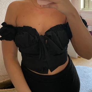 Topp från Prettylittlething  - Säljer nu min topp från Prettylittlething i storlek S