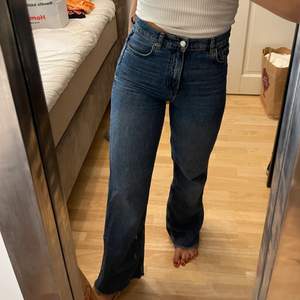 Så snygga och populära blåa straight leg jeans från Zara. Storlek 36. Längden passar perfekt för mig som är 167cm. Skriv om du har fler frågor och kolla gärna in mina andra annonser också ☀️