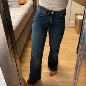 Jeans Zara - Så snygga och populära blåa straight leg jeans från Zara. Storlek 36. Längden passar perfekt för mig som är 167cm. Skriv om du har fler frågor och kolla gärna in mina andra annonser också ☀️