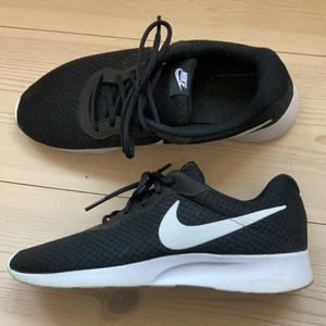 Nike sneakers storlek 44 - Säljer ett par nike sneakers storlek 44 använda två gånger. Som nya förutom att det finns en liten grön missfärgning på insida tå (från driving-range-matta 🏌🏽‍♂️⛳️, kanske går att få bort). 200 kr ex frakt. Tror modellen heter tanjun. 