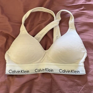 Calvin Klein  - Sitter bra. Storlek s