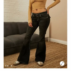 Low waist jeans - Säljer dessa Urban outfitters low waist jeans med jättefina bakfickor❤️ helt nya med lapp kvar men de var för små för mig. Passar en s-m då de är stretchiga. Köpta för 650kr