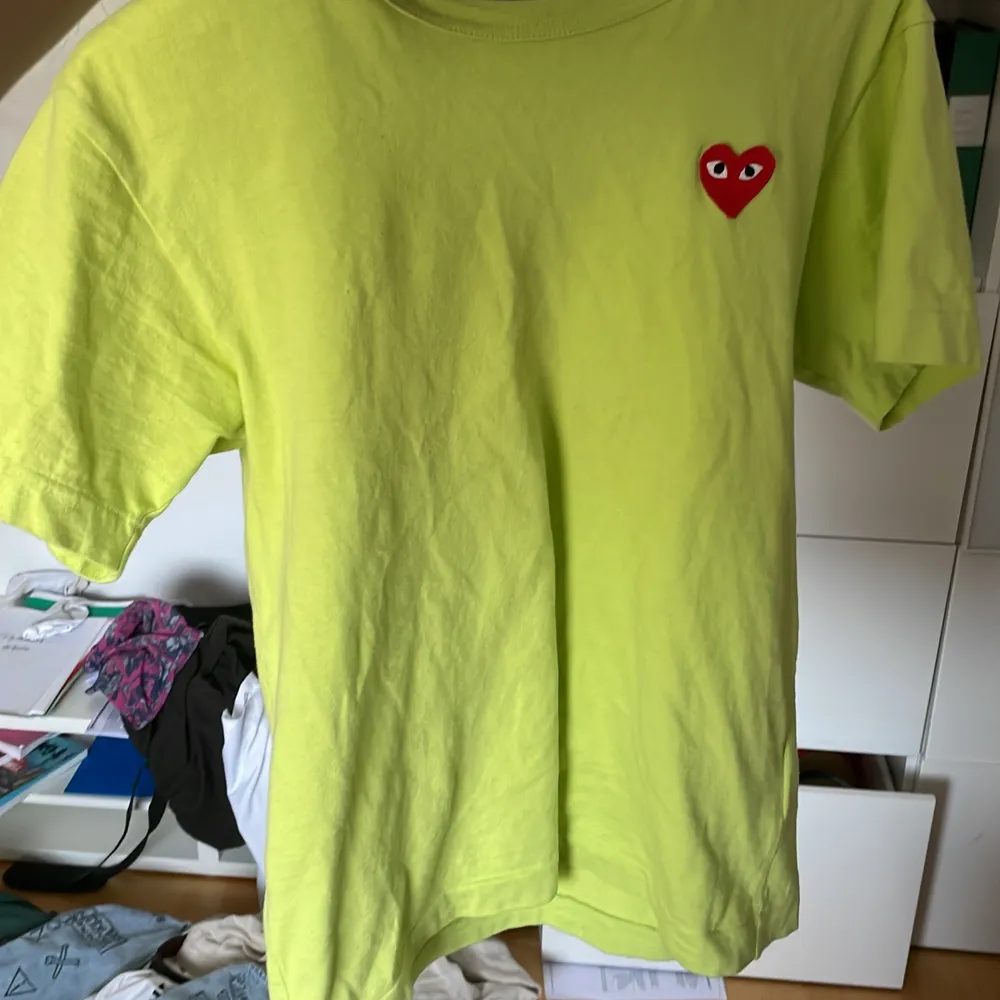 Cdg play tshirt limegrön köpt på Paul and frends, köpt för 895kr, tror det är en herrtshirt men tjejer kan ochså ha den. T-shirts.