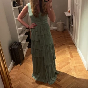 Balklänning - Hej, jag säljer min super fina  balklänning som jag köpte för 1 månad sen, aldirg andvänd, köpte den på en brudtärne butik. Jag valde att sälja denna för att jag köpte två och skulle bestämma mig och bestämde mig för den andra. Men denna är så sjukt fin. 