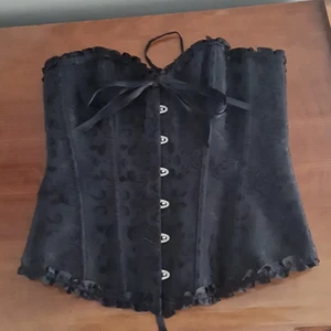 Svart korsett  - Säljer min fina korsett, knappt använd köpt för 350 kr säljer för 149 kr plus frakt, den är i jätte fint skick, säljer den då den är för stor! Kan användas till tröja snyggt med blåa jeans eller en kjol!!