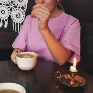 Acne Studios tshirt - Oversize acne tshirt, bra kvalitet och inget att anmärka på! Passar nog de flesta storlekar, jag är en medium (se passform på bild) 