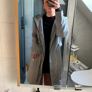 Grå kappa - Grå kappa från vero Moda, storlek M, säljer för 300, knappt använd💙🫶