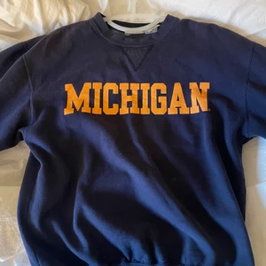 Sweatshirt Michigan - Det här har varit en av mina favorit plagg🙌🏼 använt sommaren 2021. Den är i bra skick! Köpte den secondhand förra våren för 500kr. Sitter lite oversized på mig, och jag tycker det e perfekt. Storlek M, men passar även bra för strl S. Säljer den pga att den tyvärr inte användas lika mycket längre. Pris kan alltid diskuteras!😊 OBS! Spegeln är smutsig, inte tröjan:)