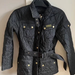 Svart barbour jacka säljes i storlek XS - Säljer nu min svarta barbour vår jacka i strl xs men passar även gott och väl en som bär S ( jag bär S ). Den är inköpt för 1 år sen har tyvärr inte kvar kvittot då det var en present men det är sparsamt använd. Knappt använd mer än 5 ggr. Köptes för 2500 kr ca och säljs för 1800 kr. Tvättas innan.