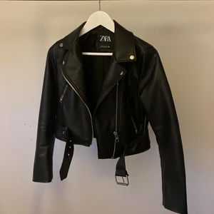 Svart ”Skinnjacka” Zara XS  - Svart skinnimitaion jacka från Zara XS .Normal i storleken typ ny!