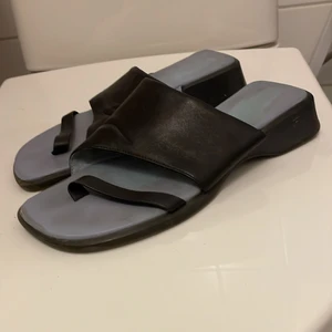 Sandal  - Ursnygga sandaler i läder. Säljer billigt pga tecken på användning (slitage på sulan). Men ovanifrån är de i fint skick. 
