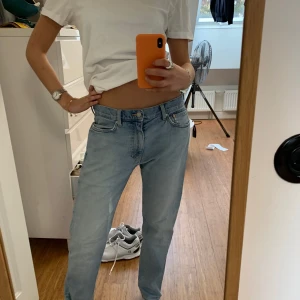 Lågmidjade Jeans - Oanvända jeans från weekday, ny pris:800kr