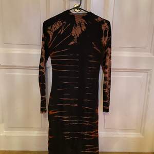 A dress from weekday, it’s been used maybe four times. It’s in 100 % good condition. Size xs 