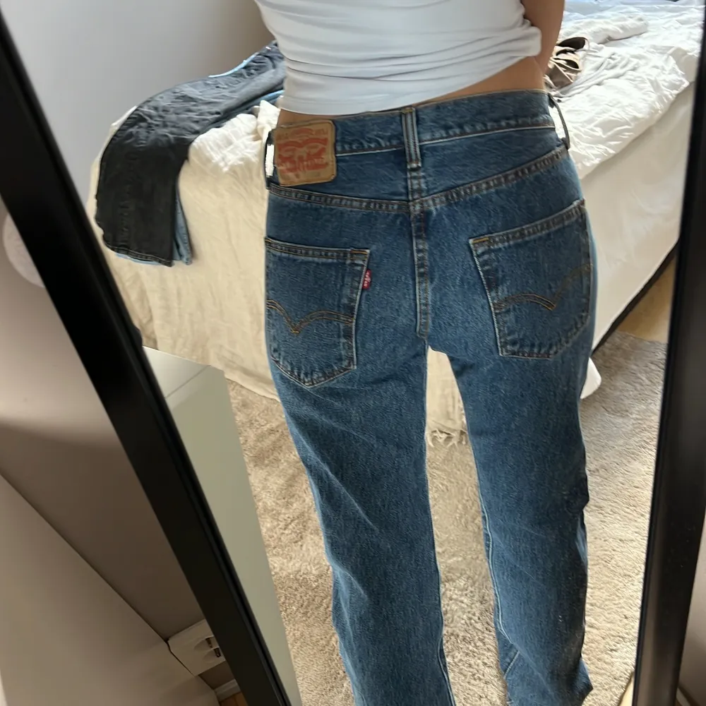 Sjukt snygga lågmidjande jeans från levis!!🤍🤍 jag är ca 170 och har vanligtvis S i jeans som referens. . Jeans & Byxor.