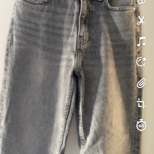 Jeans ifrån only - Säljer mina jättefina blåa och beiga jeans ifrån Only då dom är lite för korta för mig. Sitter jättebra på, inte högmidjade och breda ner till💕 båda är i samma modell!! Köp båda för 250kr💕 tar frakt då💕