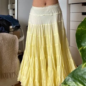 DRÖMMIG KJOL med prislapp kvar!! - Säljer denna MYCKET drömmiga kjol från det exklusiva märket Maïa. Den är i nyskick med prislapp kvar och är i str L men passar mig som har str S och M i kjolar. Som man ser på bild har den en lågmidjad passform. Säljer endast vid bra bud, så buda i kommentarerna! 