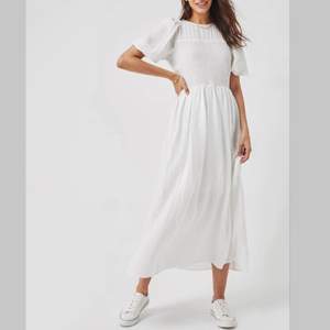 Superhärlig vit långklänning från Next i tunnt och svalt material, nyköpt med prislappen kvar! ✨