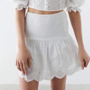 Säljer nu denna helt oanvända kjol från GinaTricot 🌸 Säljer då den inte kommer till användning 🤍 Ny pris är 399:-