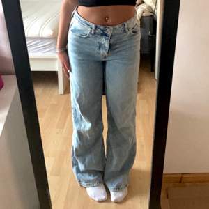 Jeans från Bikbok💓 storlek 25, men ganska stora i storleken, i bra skick💓 köparen står för frakten