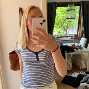 Randig t-shirt - Super fin t-shirt som tyvärr inte kommer till användning längre. Storlek M men passar även de med stl S