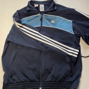 Adidas Zip-up jacka - ❗️ÄR FORTFARANDE TILL SALU❗️ då vinnaren av budgivningen drog sig ur. Priset går att diskutera, hör av dig privat vid frågor💞 Adidas tröja med dragkedja köpt på Humana, sparsamt använd och i bra skick med tanke på att den är inköpt second hand. 