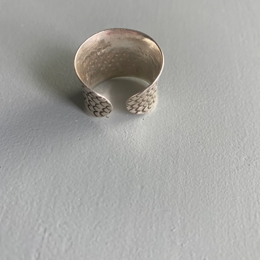 Silverring med fint mönster inköpt på Kristallrummet i Stockholm. Vet tyvärr inte storleken men mätt runt mitt finger är omkretsen 5,8 cm. . Accessoarer.
