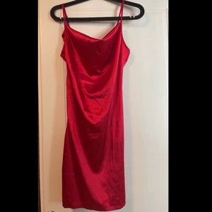Röd klänning  - Frakt tillkommer, kan mötas upp i Linköping 💕