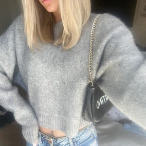 stickad tröja - lägger ut igen då vinnaren av budgivningen slutade svara | perfekta tröjan inför hösten som är så mysig!! använd men inte så jätte nopprig, se sista bilden✨ direktpris 300kr | BUD ÄR BINDANDE