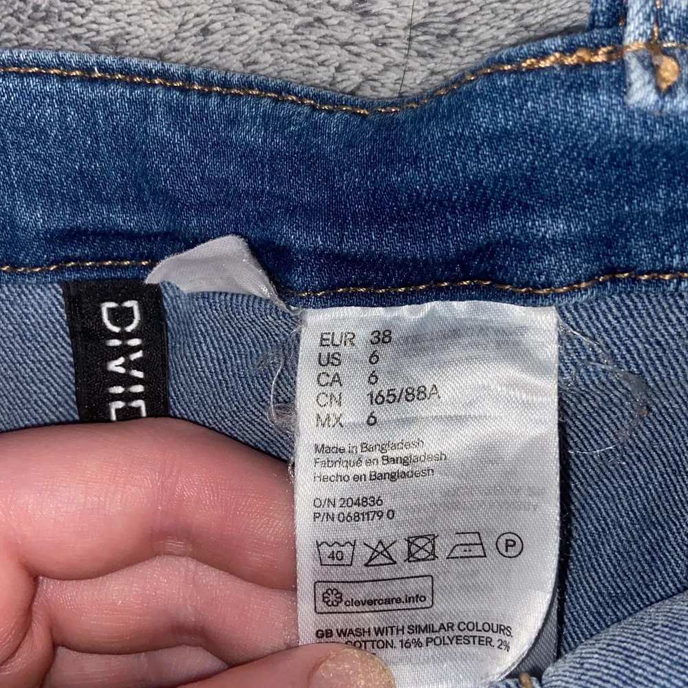 Säker denna jättefina jeansklänning från H&M har använts fåtal gånger och har inte använts på ett tag därför säljer jag den!  Den är i fint skick och har fickor!💙. Klänningar.