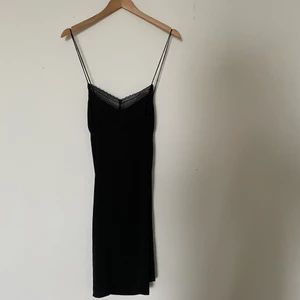 Svart långklänning - Svart klänning från MONKI i tunnt material (ej genomskinlig). Går att använda som både nattlinne och vanlig klänning. 💕Tryck på ”köp nu” för att få hem den inom 2 arbetsdagar💕