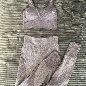Träningset - Träningset som inte använts på länge, toppen har ilägg men de går att ta ut, strl M men passar bra på mig som normalt är S, byxorna passar på mig som är 175, skriv vid frågor❤️