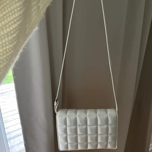 Väska  - Aldrig använt, nytt skick. Skit snygg men har aldrig kommit till användning. Får plats med en del. 