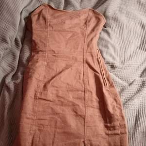 ⚠️TRYCK INTE PÅ KÖP NU⚠️Säljer denna tajta klänningen för att jag har växt ut den. Den är i brunt jeans material och bygellös, ett stygn nere vid spliteret har spruckit upp men man märker inte det om man inte kollat noggrant 👍