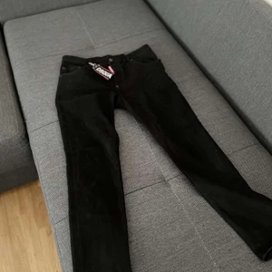 Dsquared 2 jeans - Säljer Dsquared2 jeans i storlek 50, i ny skick, helt oanvända. Vanlig storlek M/L.
